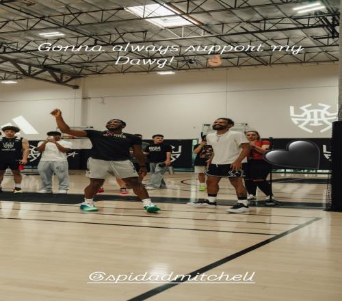 惺惺相惜！特雷杨现身米切尔训练营：永远支持我的兄弟！