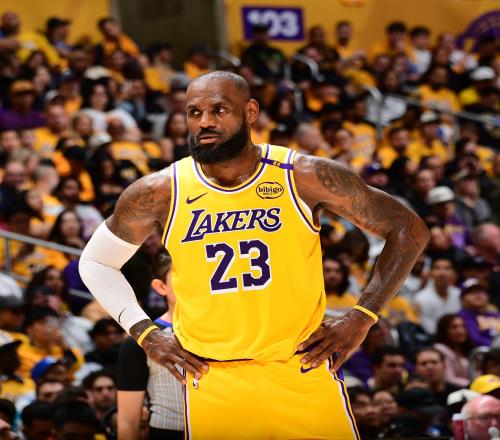 名记：詹姆斯没有申请交易或买断他内心明白离队威胁已不复存在