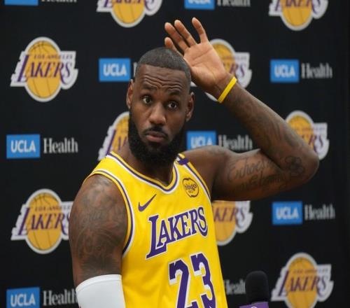 单季场均25+7+7次数：詹姆斯历史独一档！比第二加第三还多！