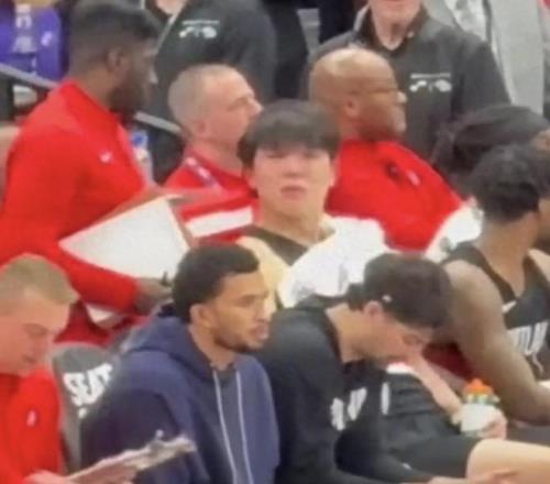 眼泪流下来，杨瀚森被罚下坐替补席哭了，面色泛红不断用毛巾擦脸