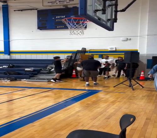 什么叫惊喜！东契奇球鞋宣传活动中突袭球馆球迷疯狂大喊！