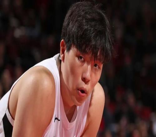 不用担心，杨瀚森全场3分6犯离场，两特点已经让其坐稳常规轮换