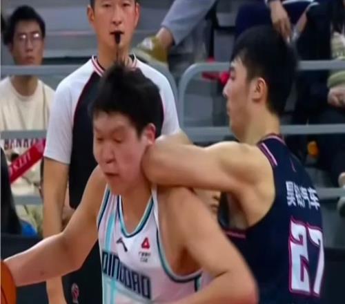 21犯，比狄龙都猛！杨瀚森成季前赛犯规王，媒体人：在CBA养成的