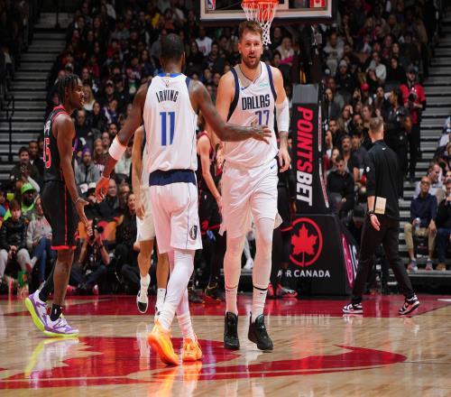 欧文：亲眼看到东契奇在训练中对位某位球员时3分钟拿24分