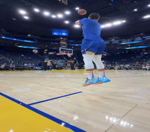 就是准！库里赛前热身时连中logo三分，轻松写意