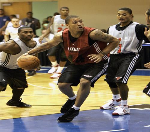 遇到过的最强防守者比斯利调侃：斯波他从不让我上场