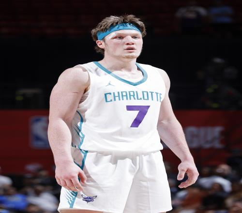 夏联历届FMVP：库兹马爆砍30分10板carry湖人近半来过CBA