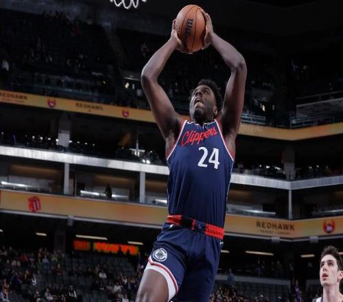 一点进步都没有！快船锋线新星在季前赛期间的表现堪称灾难