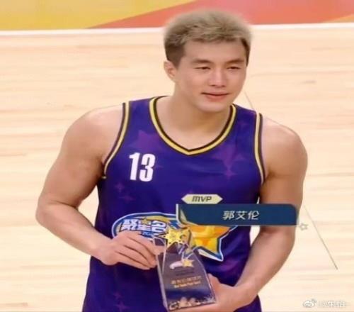 郭艾伦名人赛43分引热议，养伤还是冲击娱乐圈MVP