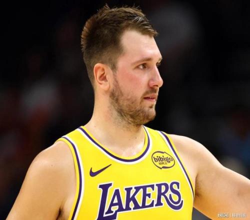 客串教练东契奇：训练营期间，詹姆斯亲自指导了每一名湖人球员