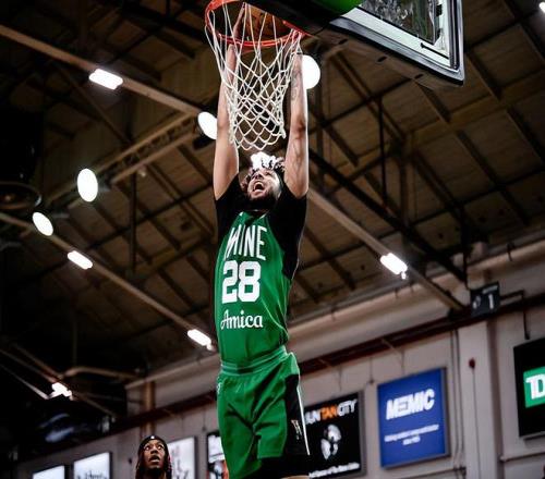 季前赛期间的表现缺乏亮点，湖人裁掉了前凯尔特人次轮秀