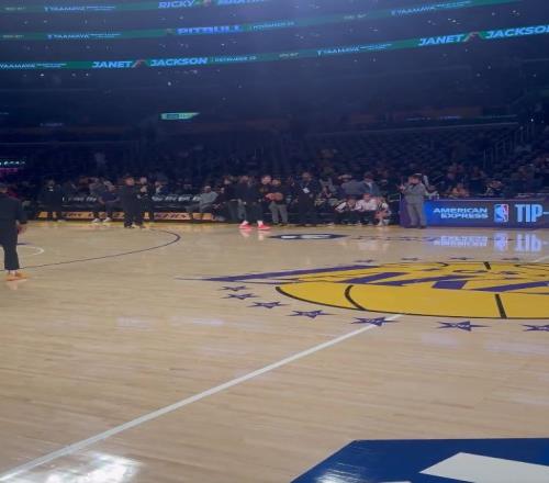 抬手就来啊！东契奇热身时在中场投进三分