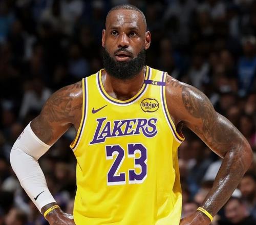 NBA神级纪录诞生，库里联盟第1！湖勇大战首发出炉，老詹伤情更新