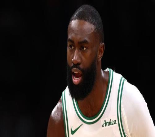 官方：杰伦布朗因腿筋伤势明日对阵76人出战成疑