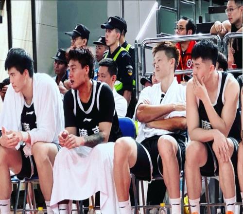 打球还是打人周鹏恶意犯规却被视为真男人，媒体人：太离谱了