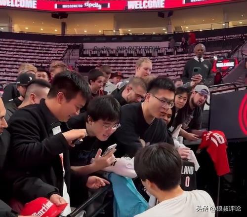 记者：大量中国球迷观战杨瀚森首秀，后者送上签名战靴并耐心互动