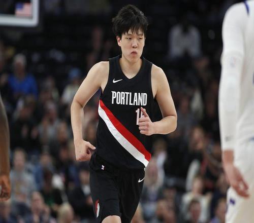 NBA新赛季打响，杨瀚森将迎首秀，美媒：这名来自中国的中锋有望成为“进攻枢纽”