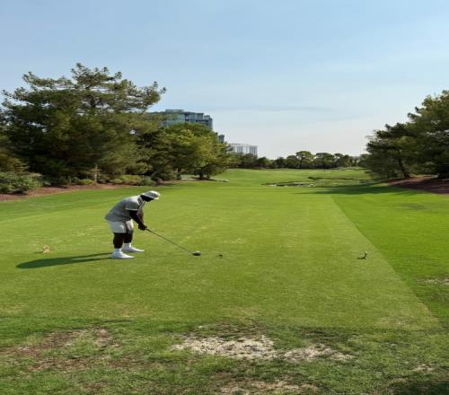 德里克怀特打趣：我打高尔夫肯定比詹姆斯强但我们都得多练