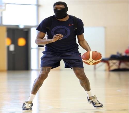 你热不热杜兰特今日戴着忍者头套训练