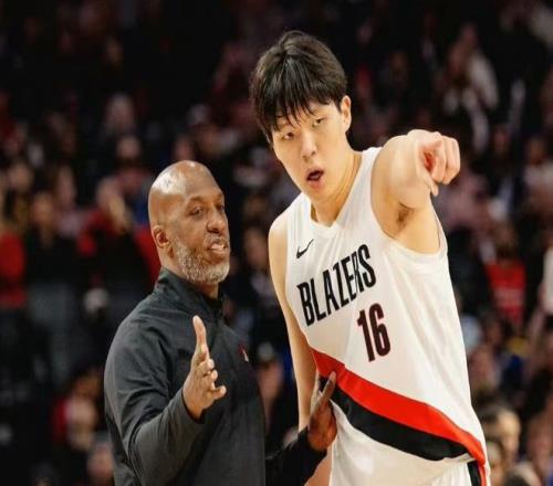 杨瀚森主帅出事！比卢普斯因非法赌博被逮捕新赛季刚执教1场