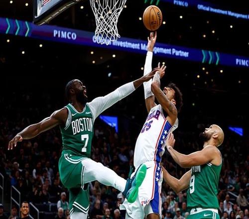 有望实现逆袭前马刺内线新星在76人首秀中就展现出了全面的能力