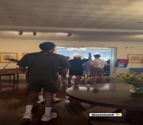 恢复神速塔图姆举行慈善高尔夫赛行走时已无需穿保护靴