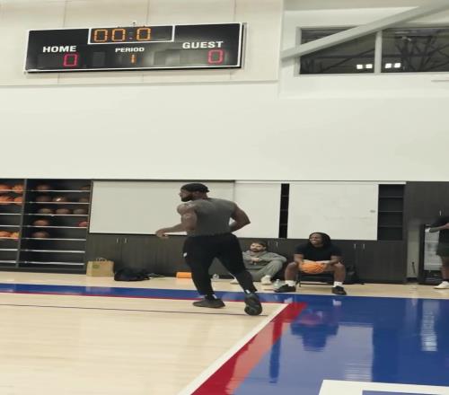 备战第23季训练师晒詹姆斯训练集锦：连续暴扣+后仰跳投