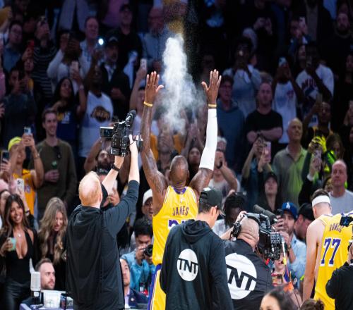 第23个赛季！老詹放弃1+1续约法则直接执行球员选项意味着什么