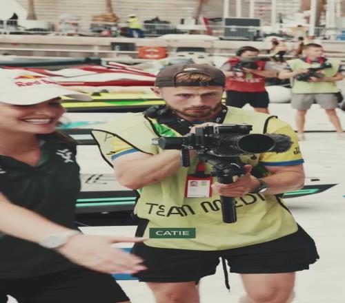 水上竞速詹姆斯现身摩纳哥鼓励旗下E1赛艇队与全队合影留念