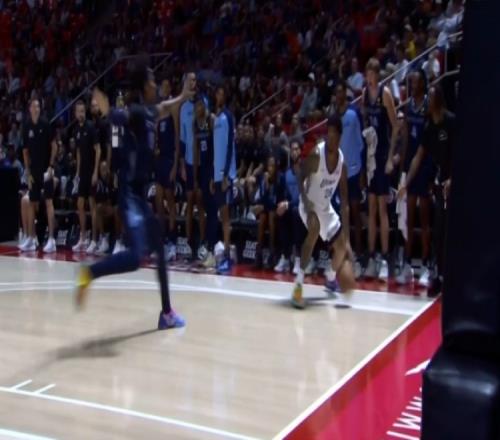 将功补过!比赛最后时刻森萨博出现走步违例随后抢断夺回球权 将功补过!比赛最后时刻森萨博出现走步违例随后抢断夺回球权