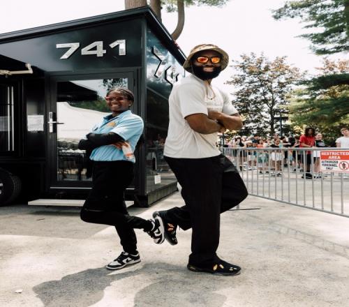 杰伦布朗办球鞋快闪活动现场签名合影根本停不下来