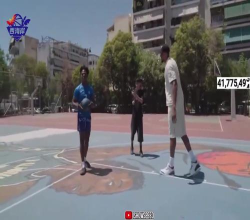 有点东西！字母哥看1米76甲亢哥扣篮成功后两人激情庆祝