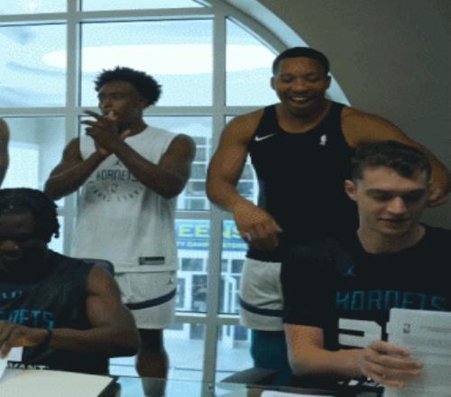 欢迎大会黄蜂4名新秀签约三球&格威&小桥等老球员鼓掌欢迎