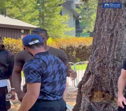 给队友加油来了！巴特勒现身塔霍湖高尔夫名人赛为库里助威