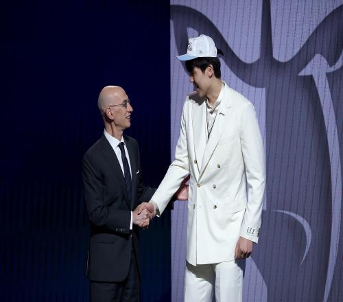 小杨16号球衣已上架同号码5位名人堂大郅加嫂佩贾众星云集