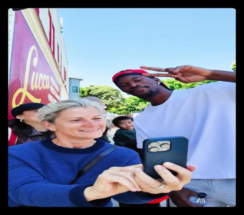 一杯几十刀大脸咖啡湾区分店开业巴特勒亲临现场和粉丝互动