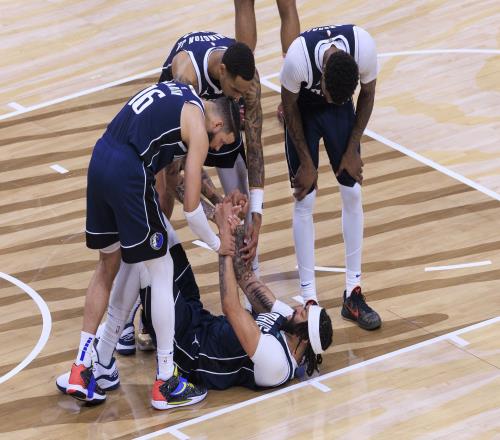 阿里纳斯:浓眉能拿40+20但他一倒地就让你担心“不会又伤了吧” 阿里纳斯:浓眉能拿40+20但他一倒地就让你担心“不会又伤了吧”