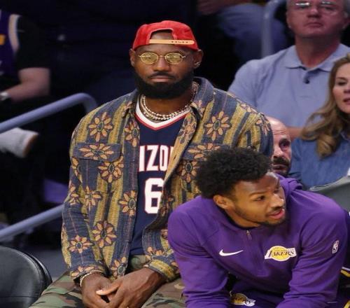 记者：詹姆斯距离复出还有三周时间，预计11月中旬复出