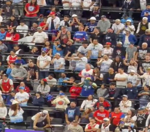 诛心了！开拓者球员罚球时，快船主场球迷齐声喊“FBI”