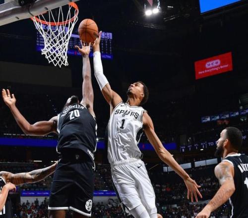 文班连续88场比赛有盖帽入账，追平1992年的尤因并列历史第4