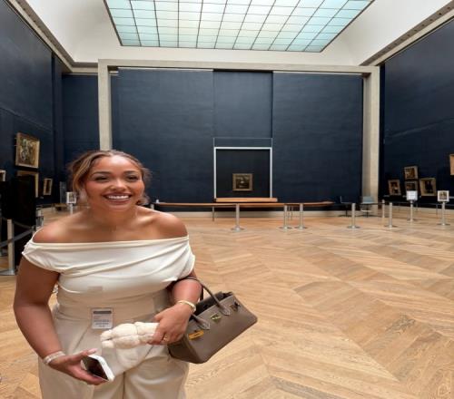 妩媚性感！唐斯和女友参观卢浮宫：难得能这么近地看蒙娜丽莎