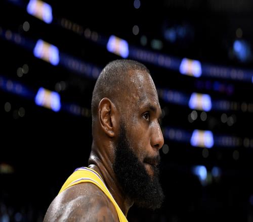 老詹该为了争冠选择降薪吗湖人管理层要证明能用这笔钱做到什么