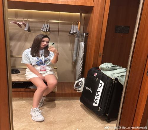 吧友认为如何烤肉姐晒参加拉塞尔中国行的工作照小露美腿