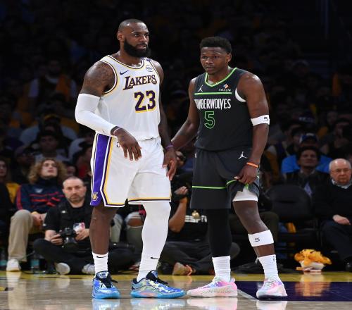 湖人为何一直漏三分防守华子和内线压力巨大过度协防惨遭反噬