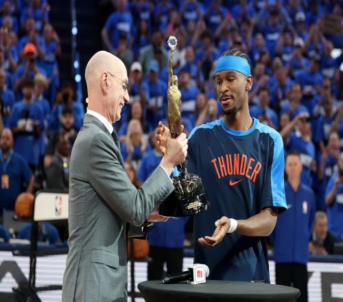 亚历山大“要犯MVP”争议背后：被简化的天才与被误读的篮球智慧