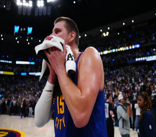 约基奇的进攻全面崩盘实属罕见掘金想要过雷霆必须破开防守困局