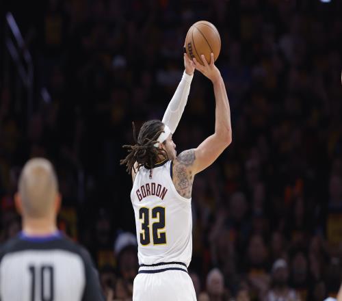 去年华盛顿今年换戈登大体型锋线克雷霆他用两记绝杀告慰亡兄