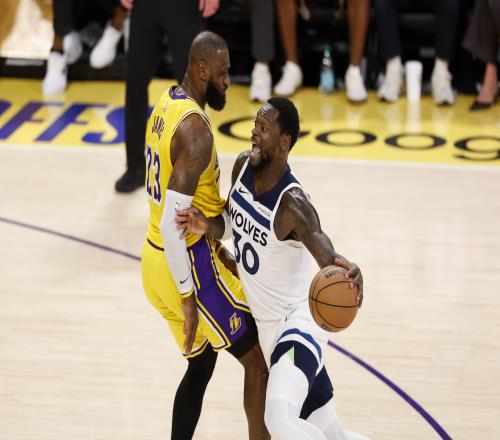 湖人G2最大调整是老詹40岁老头从1防到5换个防守思路画风大变