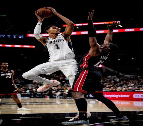 文班亚马27+18+6+5盖帽创NBA历史第1神迹，马刺5连胜创2大纪录