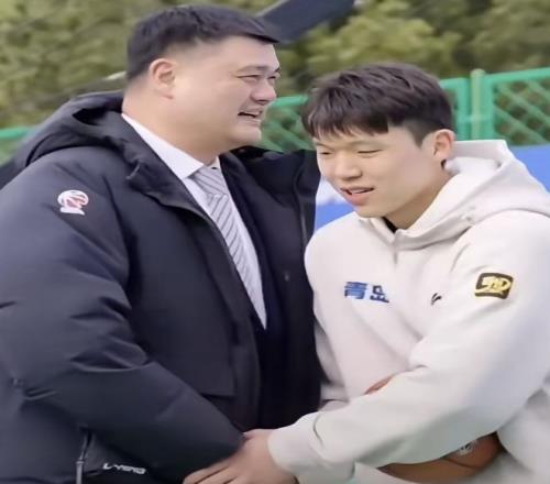 杨瀚森前5场只比姚明少4分！看完大姚数据，就发现小杨其实并不差